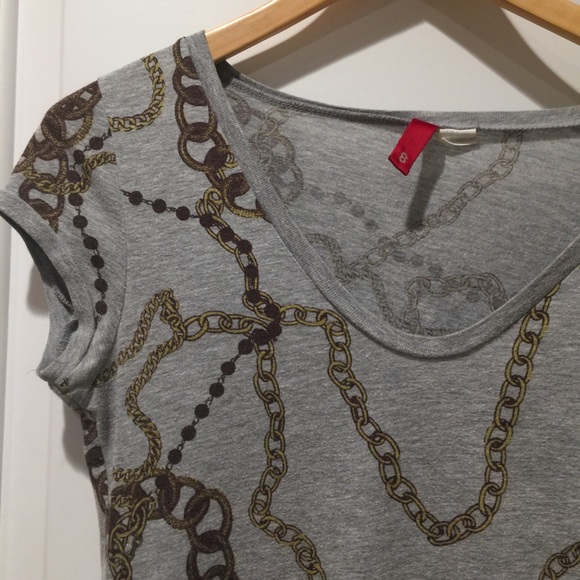 H & M Grey Short Sleeve Chain Jewelry Tee T Shirt - Picture 2 of 4